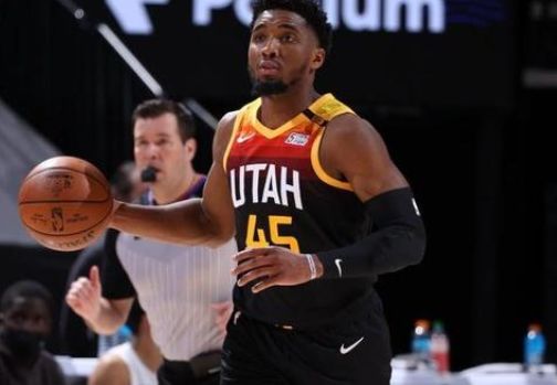 他在中场的 他在中场的