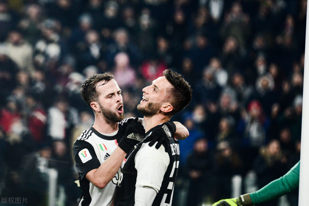 的表现备受 的表现备受